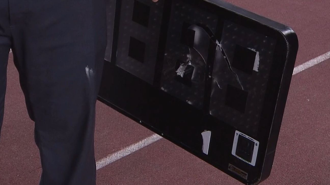 Lateral do São Paulo arrebenta placa de substituição após derrota para o Remo