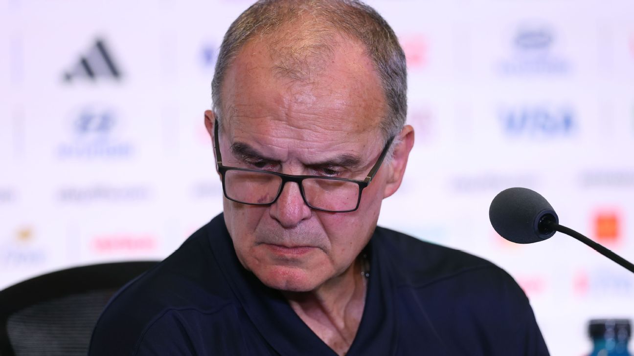 Técnico do Uruguai, Bielsa se irrita com pergunta sobre motivo de olhar para baixo em fotos oficiais da Copa: 'Não sou modelo'
