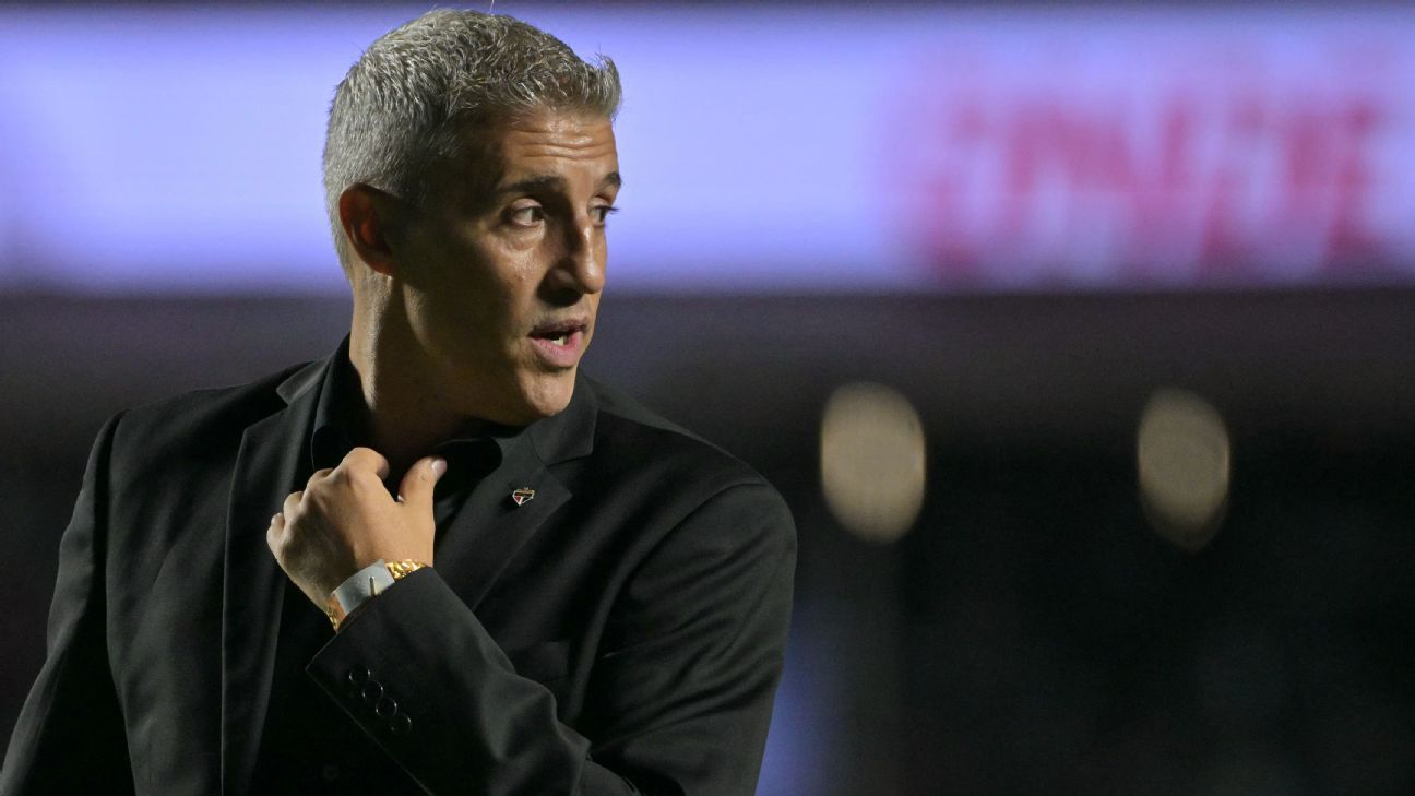Vasco descarta Crespo e mantém busca por técnico estrangeiro; veja bastidores