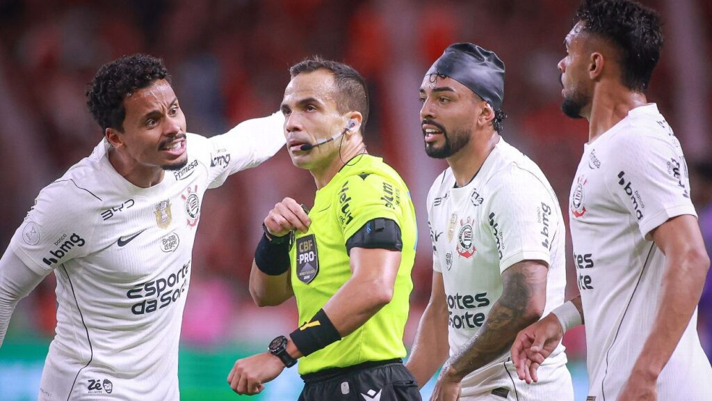 Corinthians: Paz vê pênalti 'absurdamente não marcado' em Bidu e denuncia 'intimidação' da arbitragem