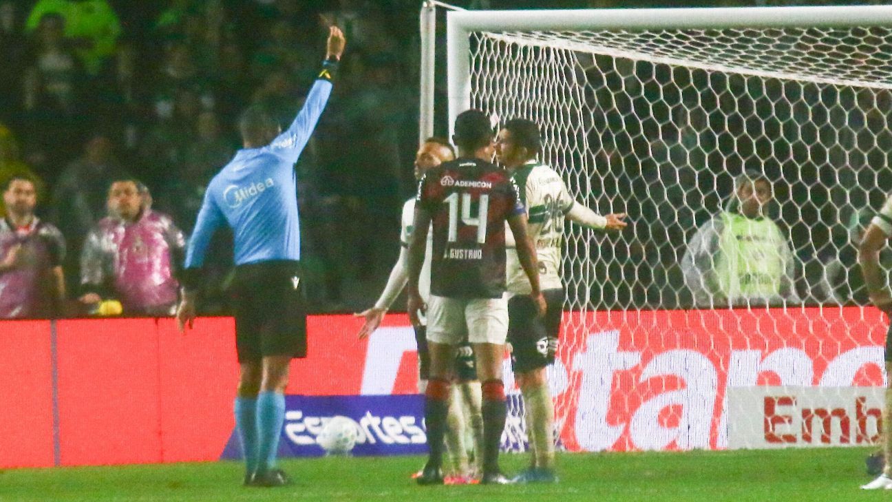 Breno Lopes recebe cartão vermelho no Atletiba após aplicação do protocolo 'Vini Jr'