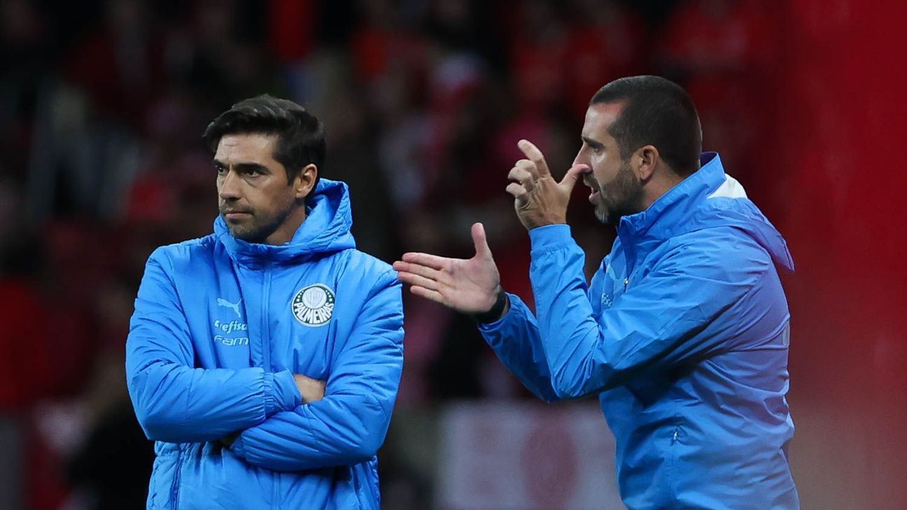 Elias critica postura de Abel Ferreira e comissão técnica e diz: 'Palmeiras é refém dos resultados'