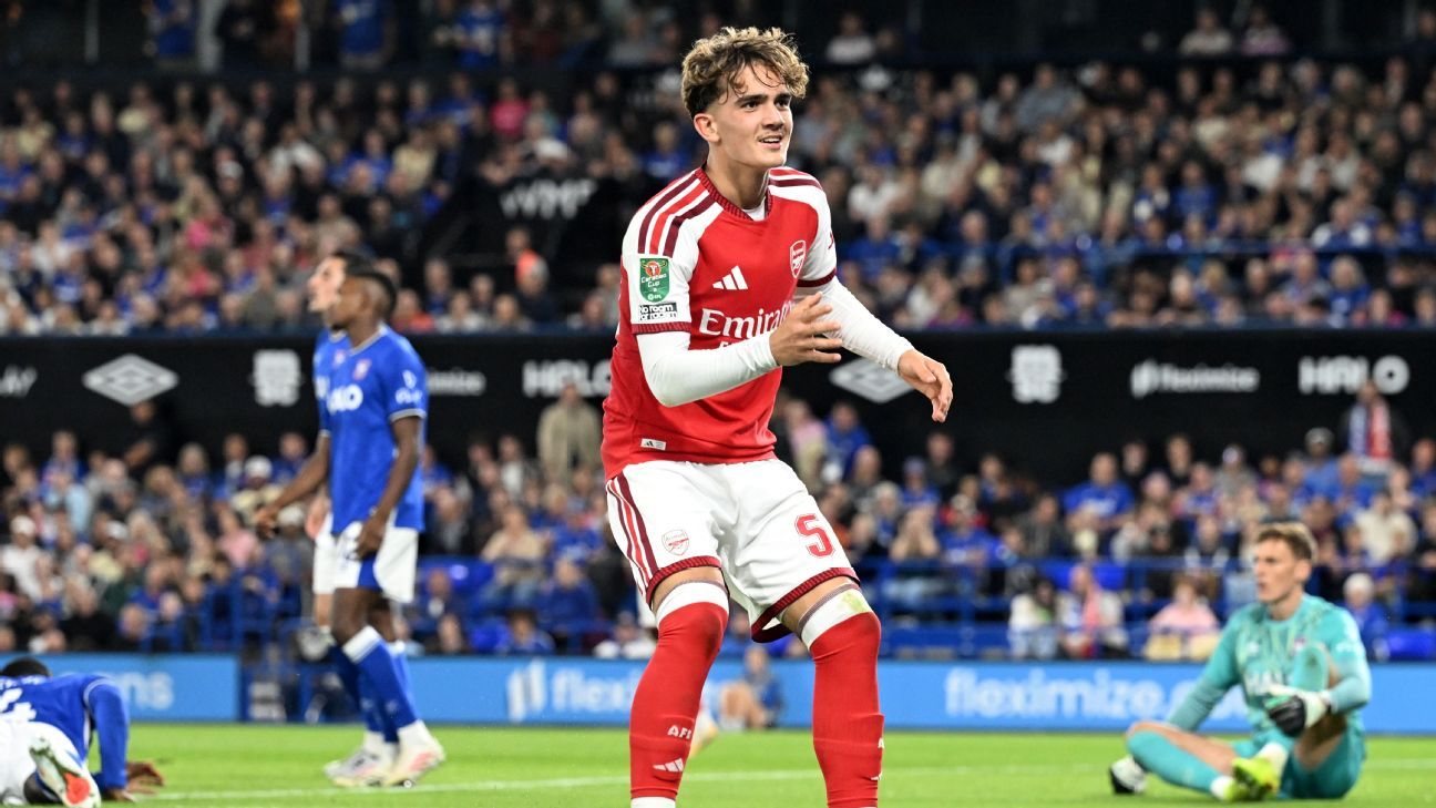 Jovem de 16 anos brilha com dois gols, e Arsenal se classifica com facilidade na Copa da Liga Inglesa