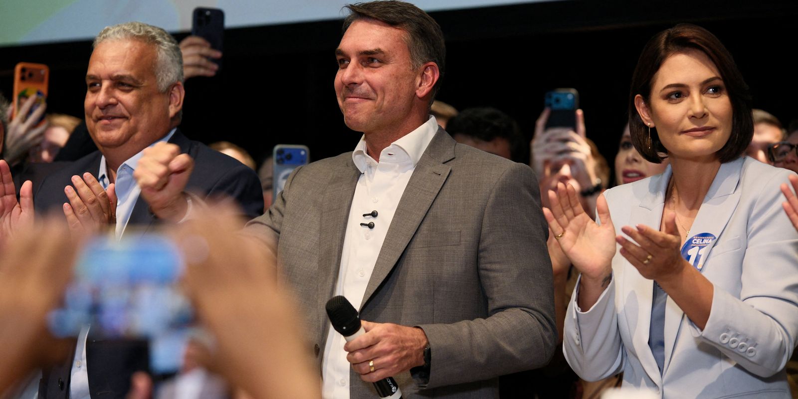 Flávio Bolsonaro recebe apoio de partidos e fala em mudar Constituição