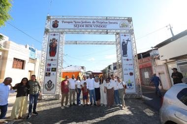 Governador Jerônimo Rodrigues participa de procissão de Nossa Senhora do Perpétuo Socorro em Jequié